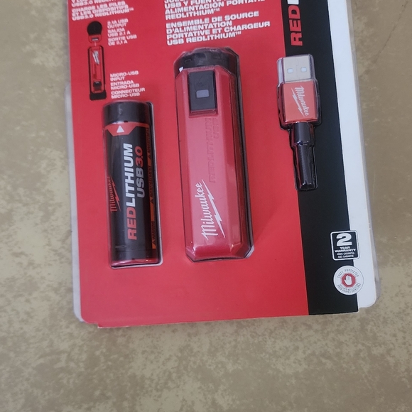 Milwaukee Other - REDLITHIUM USB Charger and portable power source Kit